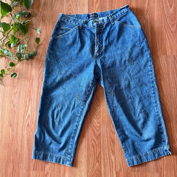 Stylish Denim Capris with Embroidery - Picture 2 of 5